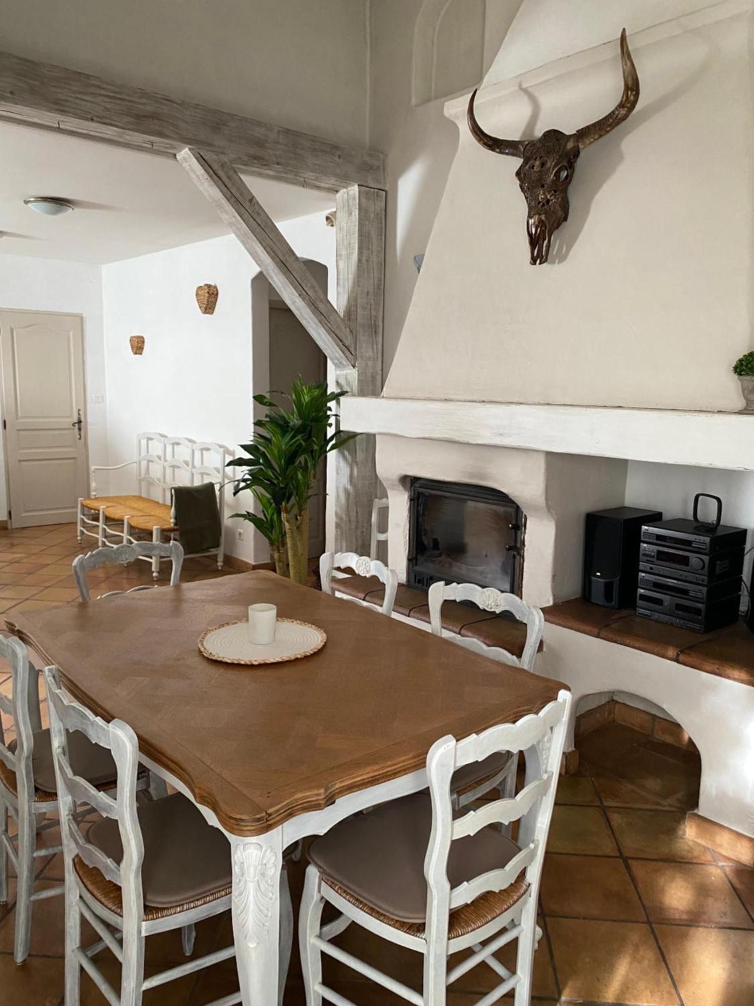 Maison Dans Village Calme Arles Esterno foto