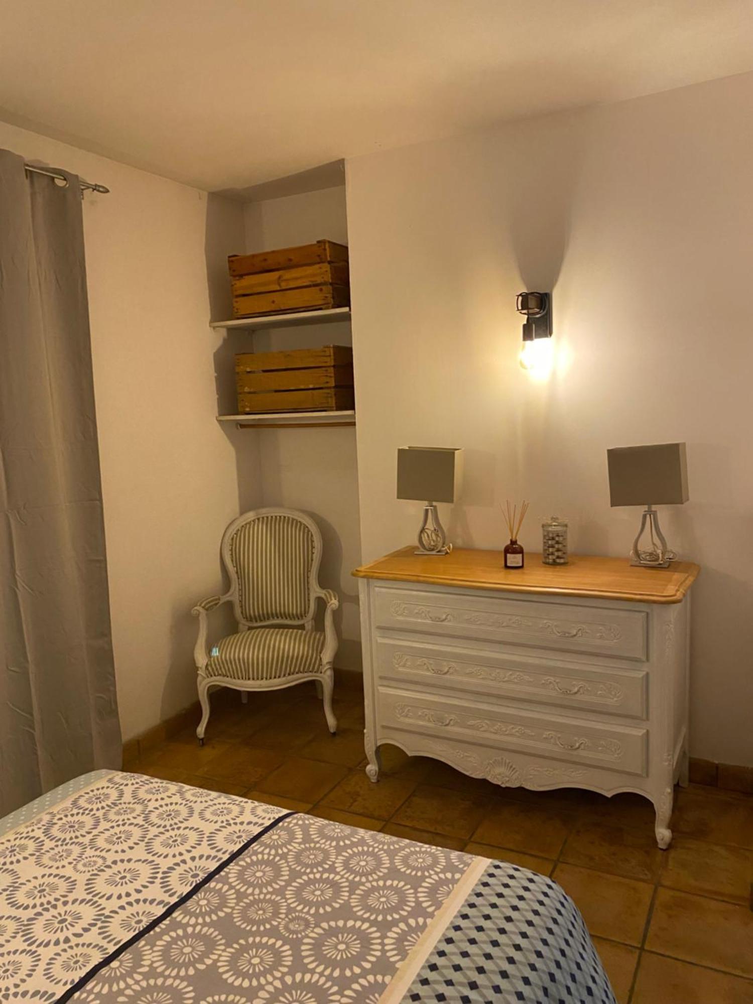 Maison Dans Village Calme Arles Esterno foto