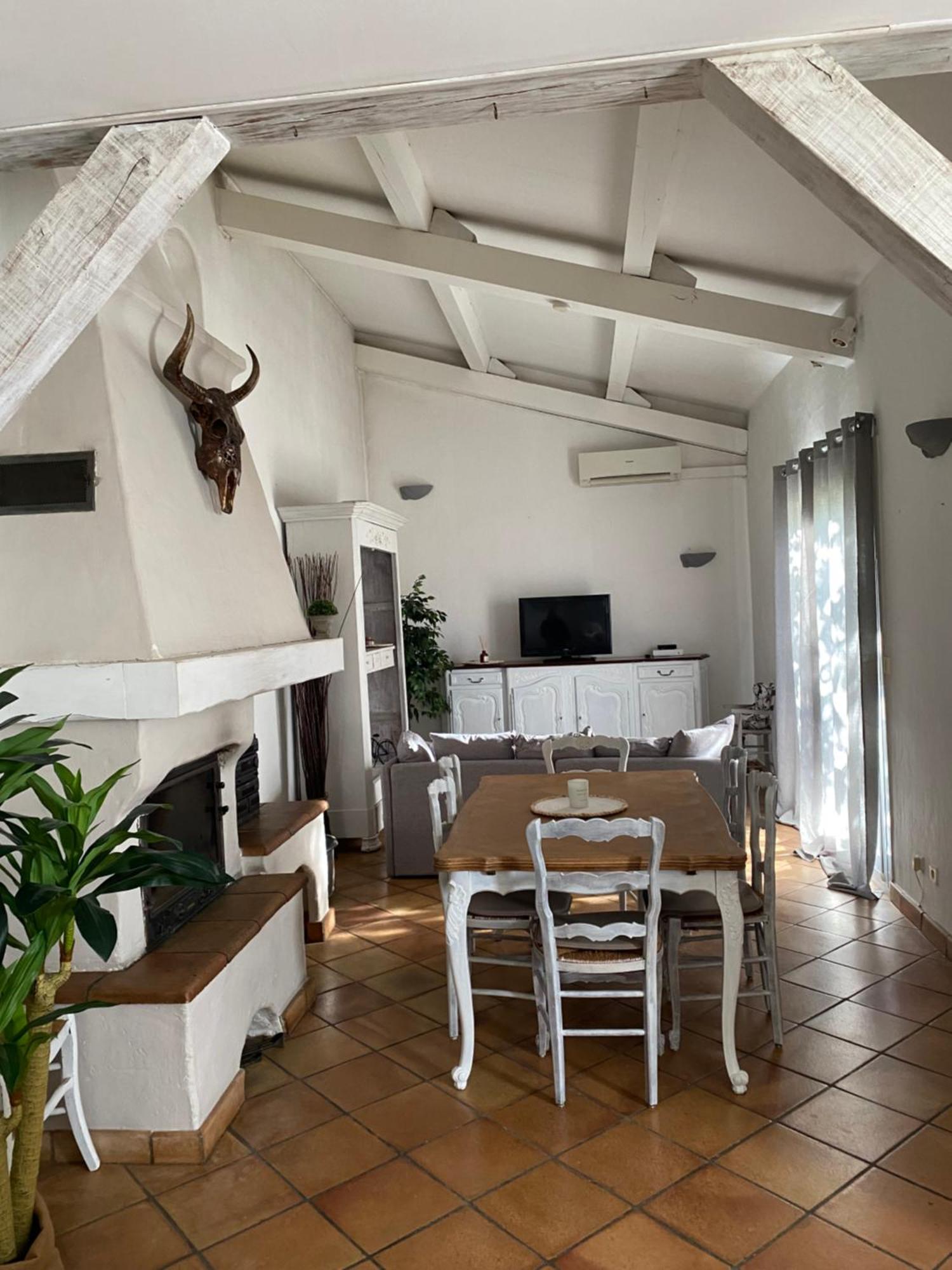Maison Dans Village Calme Arles Esterno foto